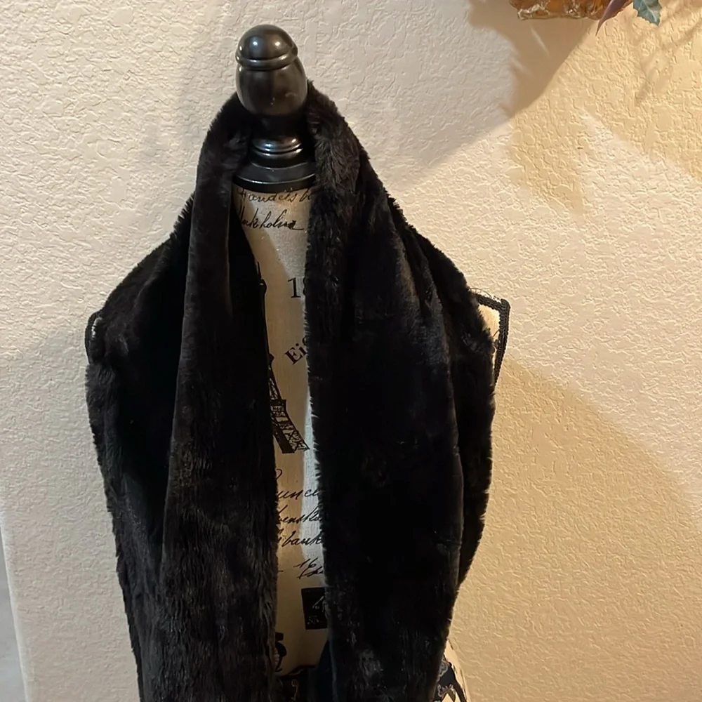 Elegant~ Chic Black Faux Fur Infinity Scarf NWOT Size: 30 inches Long WEST LOOP